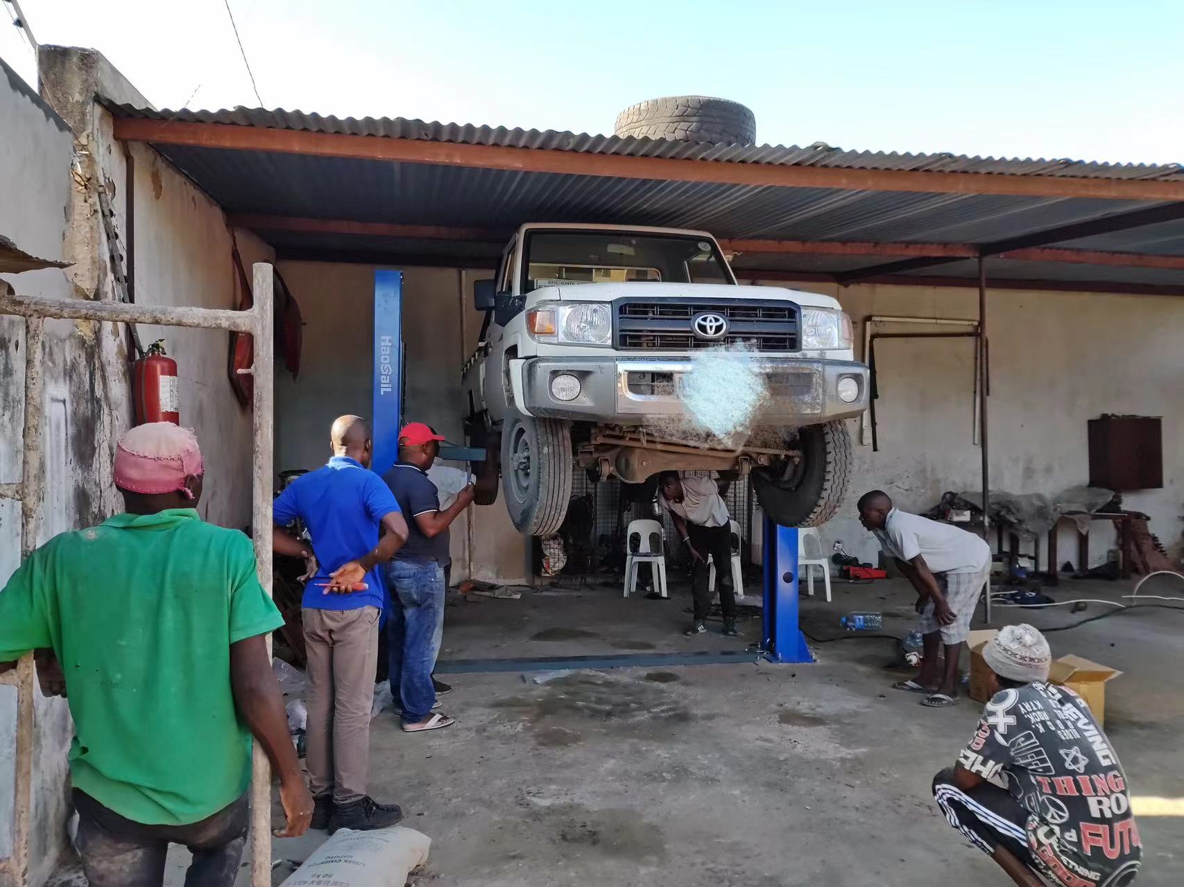 How hydraulic lifts were improved to modern scissor lifts？